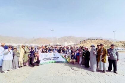 Jemaah Pusat Haji Umroh Indonesia sedang City Tour Jabal Uhud Madinah